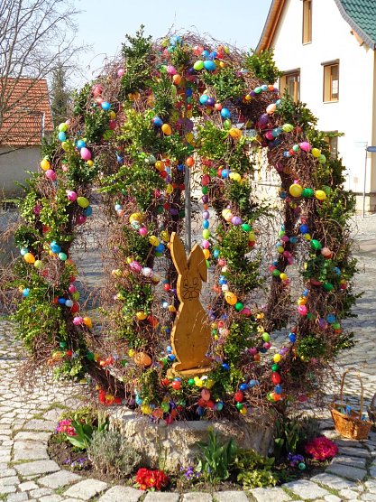 Größtes Osterei Thüringens steht wieder in Etzleben (Foto: Peter Keßler) Größtes Osterei Thüringens steht wieder in Etzleben (Foto: Peter Keßler)