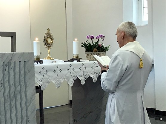 Anbetung Pater Dominique (Foto: Ilka K&uuml;hn)