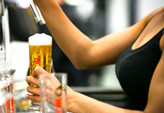 bier zapfen  (Foto: Gewerkschaft NGG)