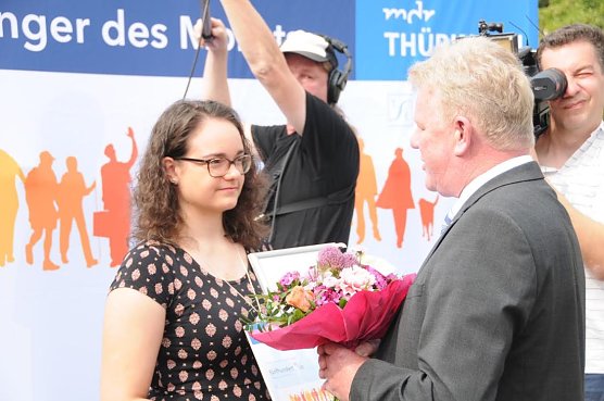 Marie Salzmann erh&auml;lt Gl&uuml;ckw&uuml;nsche (Foto: David Dienemann)