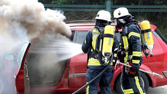 Brennendes Auto gel&ouml;scht (Foto: Feuerwehr Heiligenstadt)