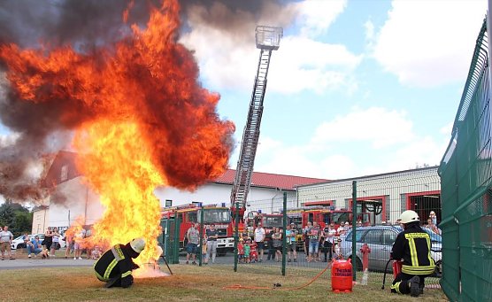 Demonstration einer Fettexplosion  (Foto: Feuerwehr Heiligenstadt)