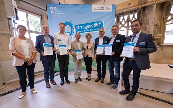 Urkunden &uuml;bergeben (Foto: Aktionsgruppe)