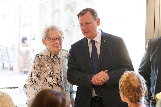 Zu Lisbeth G&ouml;bers Gratulanten gesellte sich auch Th&uuml;ringens Ministerpr&auml;sident Bodo Ramelow (Foto: Heidi Fischer)