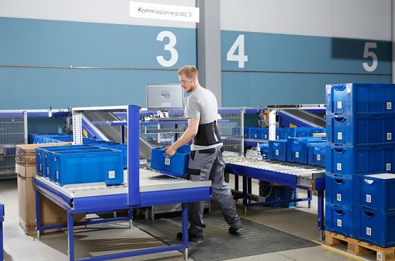 Das neue Paexo Soft Back unterst&uuml;tzt die untere Wirbels&auml;ule bei stehenden T&auml;tigkeiten und leichter Lastenhebung.  (Foto: Ottobock)