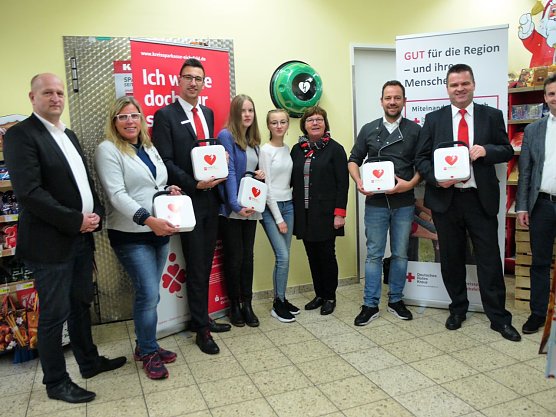 &Uuml;bergabe Defibrillatoren (Foto: Ilka K&uuml;hn)