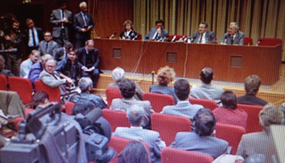 Pressekonferenz mit Schabowski (Foto: DDR-Fernsehen) Pressekonferenz mit Schabowski (Foto: DDR-Fernsehen)