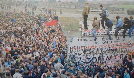 Maueröffnung (Foto: Bundesarchiv, Heiko Specht) Maueröffnung (Foto: Bundesarchiv, Heiko Specht)