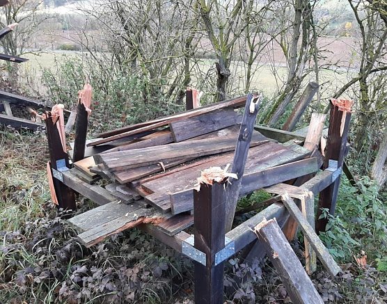 Hochsitz zerstört (Foto: Polizei) Hochsitz zerstört (Foto: Polizei)