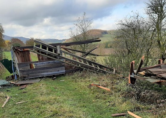 Hochsitz zerstört (Foto: Polizei) Hochsitz zerstört (Foto: Polizei)