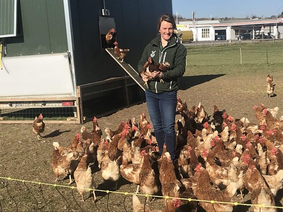 Teresa mit Huhn (Foto: Ilka Kühn) Teresa mit Huhn (Foto: Ilka Kühn)