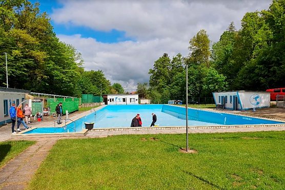 Arbeiten vor der Er&ouml;ffnung im Freibad Hundeshagen (Foto: Ren&eacute; Wei&szlig;bach)