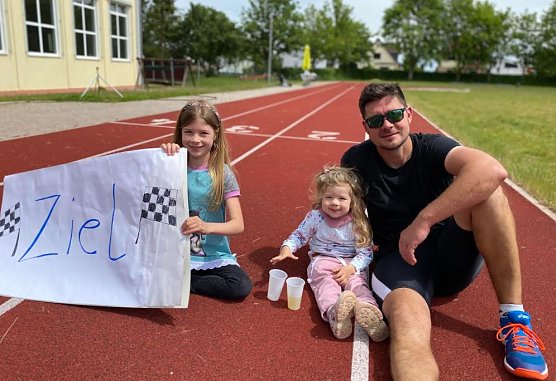 Sebastian Winterlich mit seinen T&ouml;chtern (Foto: Franka Winterlich)