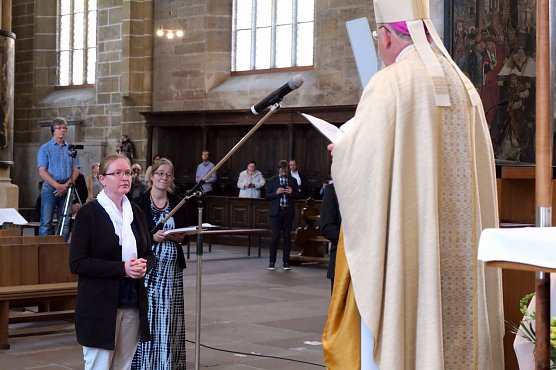 Bischof Ulrich Neymeyr sendet (mit corona-bedingtem Abstand) - Angela Sch&ouml;neberg (Foto: Peter Weidemann)