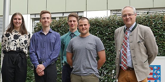 Th&uuml;ringenForst-Vorstand J&ouml;rn Ripken (re.) begr&uuml;&szlig;te die vier diesj&auml;hrigen DUAL-Studenten/in: Samantha Triller, Tobias R&uuml;diger, Jonathan Rettberg und Jonas Hartmann (li. nach re.) (Foto: Ina S&auml;nger)
