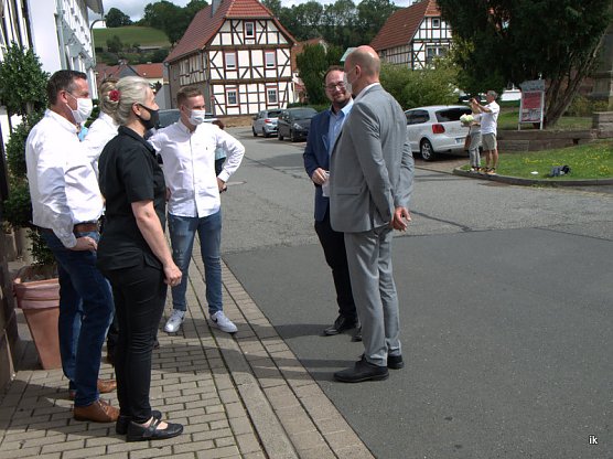 Ina G&ouml;bel und Familie begr&uuml;&szlig;en die G&auml;ste (Foto: Ilka K&uuml;hn)