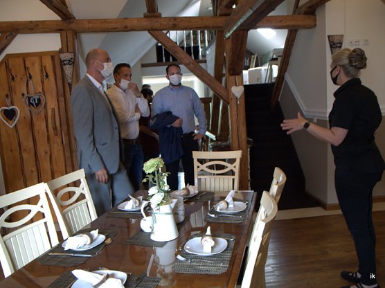 Beim Rundgang durch das Hotel (Foto: Ilka K&uuml;hn)