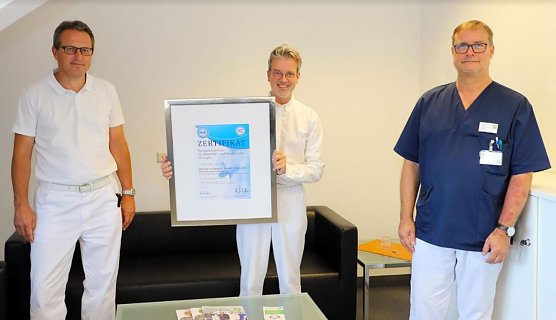 Prof. Dr. Claus Langer (Chefarzt der  Abteilung Allgemein-, Viszeral-, Thorax- und Minimalinvasive Chirurgie, links) und  sein Stellvertreter Dr. Friedemann Horst (rechts) freuen sich mit Dr. Bernhard Schupfner (Leiter des Adipositaszentrums, Mitte) &uuml;ber das Zertifikat f&uuml;r das Adipositaszentrum.   (Foto: EKW)