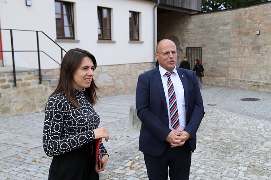 Staatssekret&auml;rin Valentina Kerst und B&uuml;rgermeister Marko Grosa (Foto: Ren&eacute; Wei&szlig;bach)