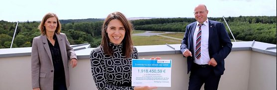 Natalie H&uuml;nger (li) und Marko Grosa freuen sich &uuml;ber die Zuwendung. (Foto: Ren&eacute; Wei&szlig;bach)