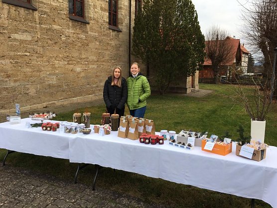 v.l.n.r. Die beiden Sch&uuml;lerinnen Hannah Wildenhein und Rabea Conradi spenden f&uuml;r den guten Zweck (Foto: Eichsfeld Klinikum)