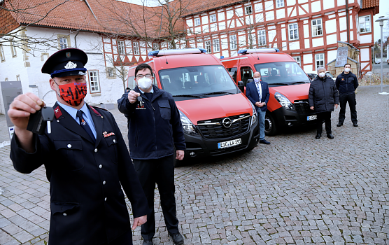 Mathias Iseke und Dominik Dietrich (vorn von links) vor ihren neuen Einsatzfahrzeugen. Die Schl&uuml;ssel dazu gab es von B&uuml;rgermeister Marko Grosa und Ordnungsamtschef G&uuml;nther Fiedler (Foto: Ren&eacute; Wei&szlig;bach)