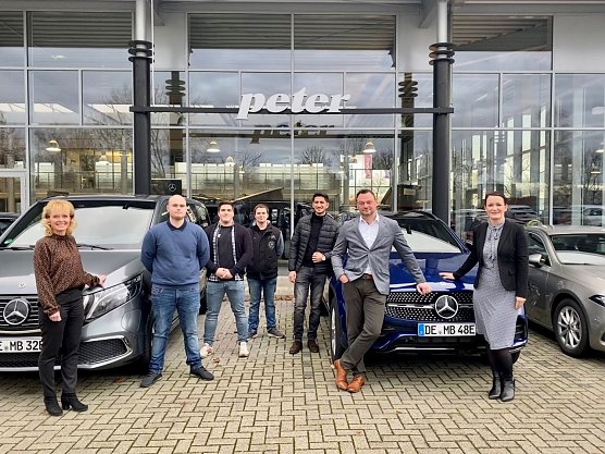 Am Freitag noch im Pr&uuml;fungsraum, nun in den Peter-Werkst&auml;tten in Dessau-Ro&szlig;lau, Bernburg und Zerbst. Centerleiterin Christina Dost, Serviceleiter Enrico Dost (rechts) und Ausbildungsleiterin Silke Lang (links) gratulieren diesen vier jungen M&auml;nnern aus Sachsen-Anhalt! (Foto: AHP)