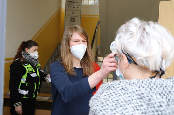 Stadtmitarbeiterin Gina Grimm beim Temperaturtest (Foto: Ren&eacute; Wei&szlig;bach)