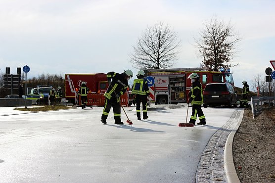 Ölspur beseitigt (Foto: Feuerwehr Heiligenstadt) Ölspur beseitigt (Foto: Feuerwehr Heiligenstadt)
