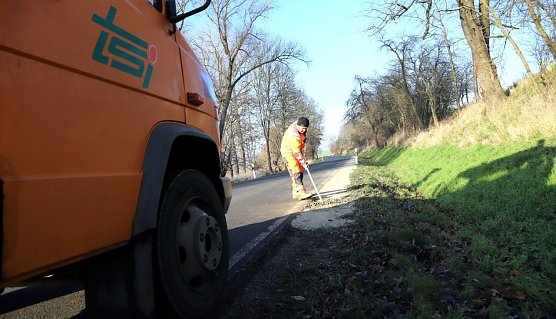 Besonders die Bankette auf beiden Seiten der Stra&szlig;e zwischen Breitenbach und Hundeshagen waren durch das hohe Verkehrsaufkommen stark in Mitleidenschaft gezogen worden und mussten von der Firma TSI aufwendig instandgesetzt werden. (Foto: Ren&eacute; Wei&szlig;bach)