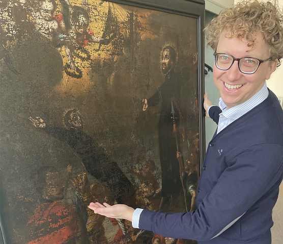 Museumsdirektor Dr. Torsten W. M&uuml;ller freut sich &uuml;ber die gelungene Restauration (Foto: Eichsfeldmuseum)