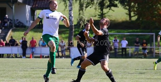 Szene aus dem Kreisoberliga-Spiel SV GW Deuna-VFB 1926 Bebestedt (Foto: B.Peter) Szene aus dem Kreisoberliga-Spiel SV GW Deuna-VFB 1926 Bebestedt (Foto: B.Peter)