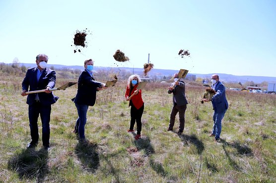 Spatenstich für Garagenkomplex in Leinefelde (Foto: Stadt Leinefelde-Worbis) Spatenstich für Garagenkomplex in Leinefelde (Foto: Stadt Leinefelde-Worbis)