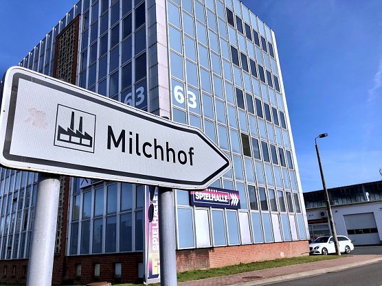 Das alte Hochhaus am fr&uuml;heren Milchhof hat ausgedient. Es wird mit hoher F&ouml;rderung abgerissen. (Foto: Ren&eacute; Wei&szlig;bach)