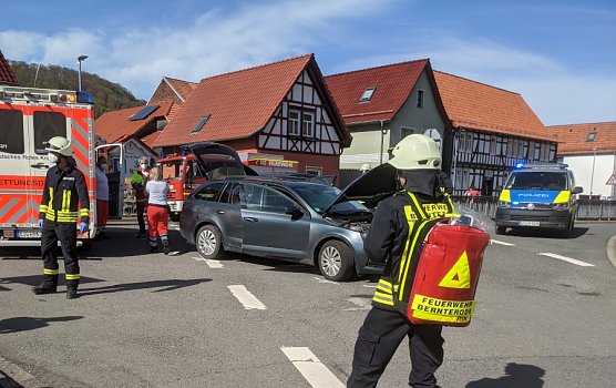 Einsatzkräfte am Unfallort (Foto: Feuerwehr Heiligenstadt) Einsatzkräfte am Unfallort (Foto: Feuerwehr Heiligenstadt)