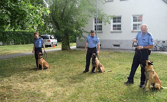 Hundeführer mit ihren Tieren vor der Polizeiwache (Foto: LPI NDH) Hundeführer mit ihren Tieren vor der Polizeiwache (Foto: LPI NDH)