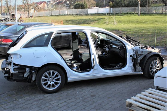 &Uuml;bersichtsaufnahme Beifahrerseite Mercedes (Foto: LPI Nordhausen)