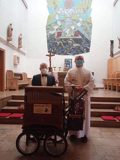 Wilhelm Reimann und Pfarrer Tobias Reinhold  (Foto: Barbara Engelhardt, Hundeshagen)
