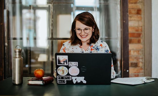 Jessica Fichtel ist Co-Gr&uuml;ndering des Th&uuml;ringer Bloggernetzwerkes. Mit ihrem Beitrag "3 Ausflugstipps f&uuml;r den Th&uuml;ringer Wald" ist sie zudem Teil der Aktion "Th&uuml;ringen wieder entdecken". Bild-Rechteinhaberin: Jessika Fichtel (Foto: Christin Schreiter, Goldine Fotografie)