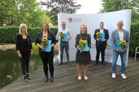 Neue Mitarbeiter f&uuml;r den Landkreis (Foto: v.l.n.r. Ausbildungsleiterin Doreen Krieter-Hansen, Maren Hennecke, Nicolas Erdmann, Laura Heinemann, Chris Kobold, Hagen Rautz )