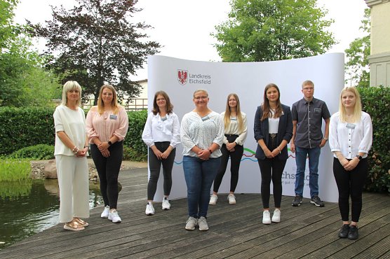 Neue Auszubildende beim Landkreis - v.l.n.r.: Ausbildungsleiterin Frau Krieter-Hansen, Jugend- und Auszubildendenvertreterin Frau Hennecke, Laura Riemekasten, Emilia Tr&auml;ger, Celina Fromm, Janine Klipstein, Benedikt Klaus, Samira Jakob  (Foto: Landkreis Eichsfeld)