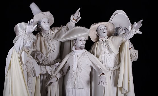 Aktionstheater Kamaduka als "Wei&szlig;e Gentlemen":  Wie Reisende sind sie den Engeln gleich: Durchqueren endlose R&auml;ume, finden sich urpl&ouml;tzlich ein. (Foto: Agentur)