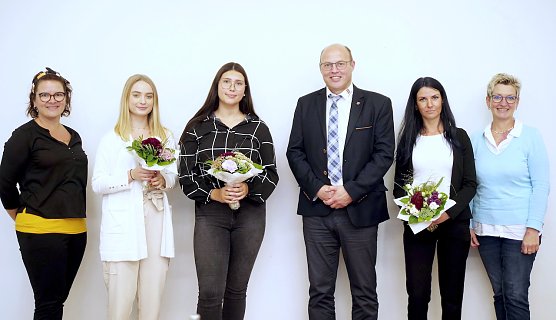 Von links nach rechts: Nadine May (Personalamt), Lucia Bosold, Alina Dielenschneider, B&uuml;rgermeister Marko Grosa, Loreen Kraushaar und Daniela Poppe (Personalrat) beim obligatorischen Gruppenfoto. (Foto: Tim Krchov)