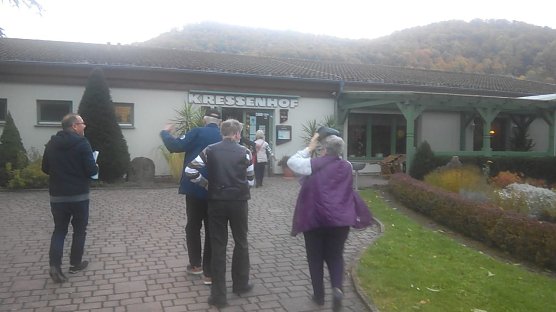 Neblig-tr&uuml;b war es noch bei Ankunft der Reisegruppe am Kressenhof, was sich bald &auml;nderte. (Foto: Kurt Frank)