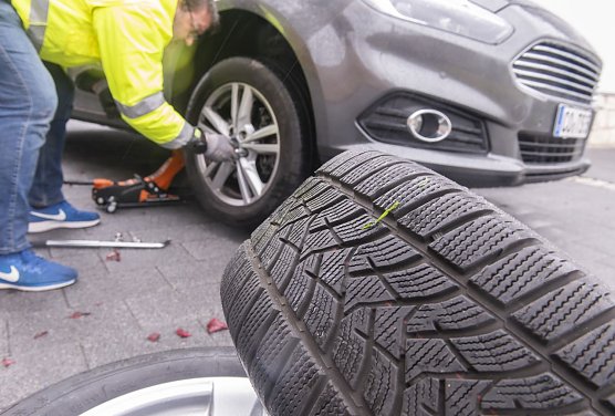 Die "Ausr&uuml;stung ist den Witterungsverh&auml;ltnissen anzupassen, hei&szlig;t es in der Stra&szlig;enverkehrsordnung. Autofahrer, die sich daran nicht halten, sollten wissen, dass mangelhafte Bereifung auch zu Konsequenzen beim Versicherungsschutz f&uuml;hren kann. (Foto: HUK-COBURG)