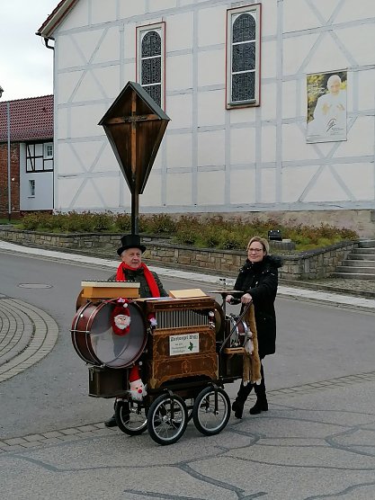 Wilhelm Reimann mit seiner Tochter Franziska Nu&szlig;baum vor der katholischen Kirche St. Dionysius in Hundeshagen. (Foto: W. Reimann)