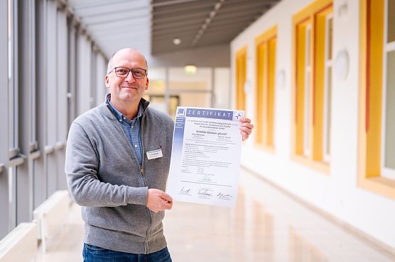 Stephan Paukstadt, Qualit&auml;tsmanagement-Beauftragter bei der Eichsfeld Klinikum gGmbH, mit der Zertifizierungsurkunde der proCum Cert GmbH (Foto: Erik Seehof)