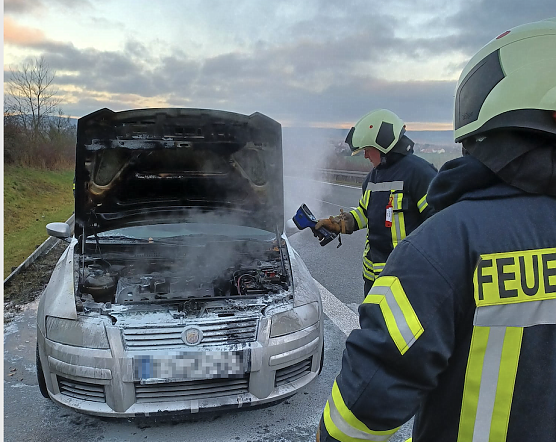 Auto auf der A38 brannte (Foto: Feuerwehr Breitenworbis/SD)
