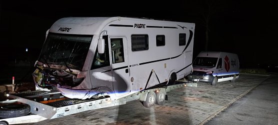 Abenteuerliches Gespann auf der A4 (Foto: Autobahnpolizei)