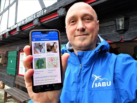 Silvester Tam&aacute;s, der Koordinator des NABU-Luchsprojektes mit der neuen LuWo-App (Foto: Silvester Tam&aacute;s)